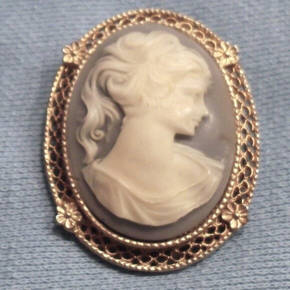 𝅺Light Blue Cameo Gold Tone Oval Brooch - Picture 1 of 2